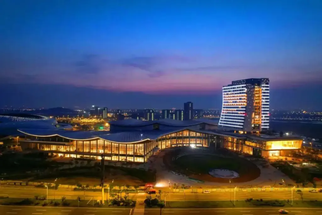 Creating Iconic Hotel Exteriors with Strategic Linear Light Design-1-Shantou White Swan Hotel