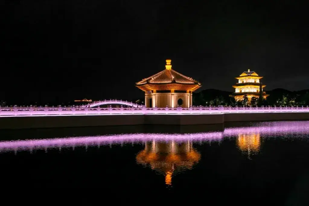 In which outdoor areas are linear lights typically used-2-Outdoor Landscape and Cultural Tourism Lighting