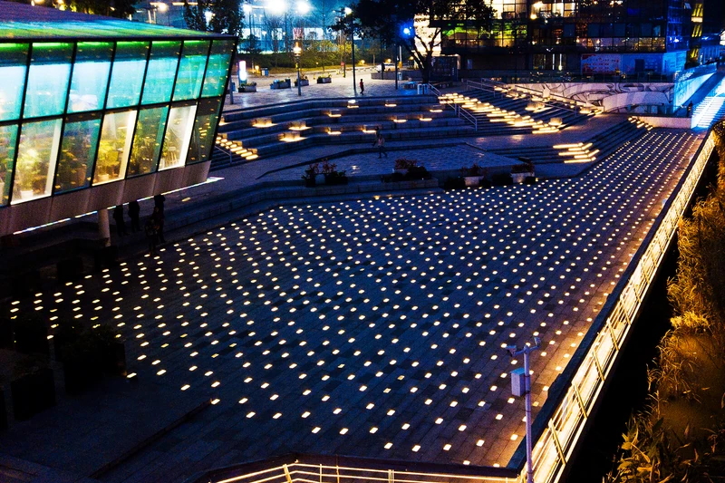 Commercial hardscape lighting with luminous paving stone