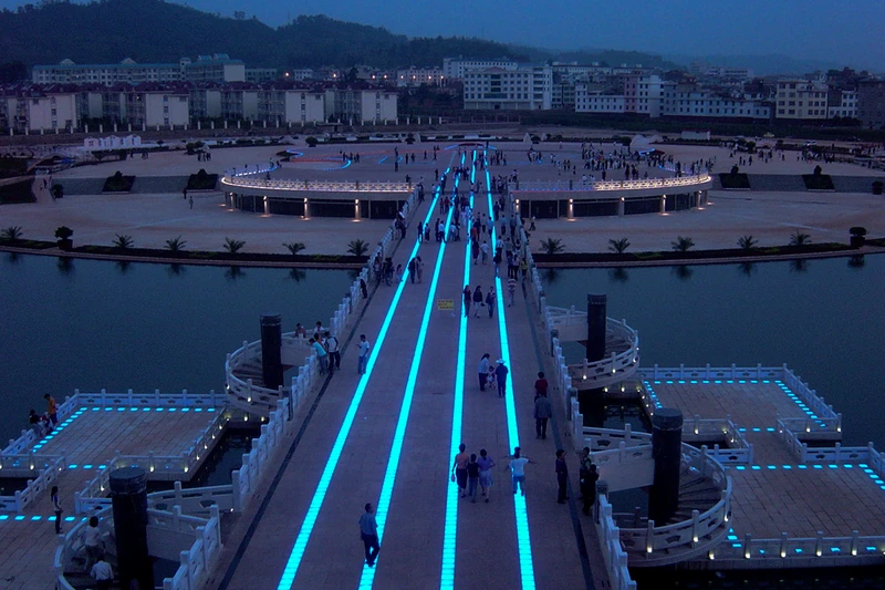 Pedestrian walkway and public park route lighting